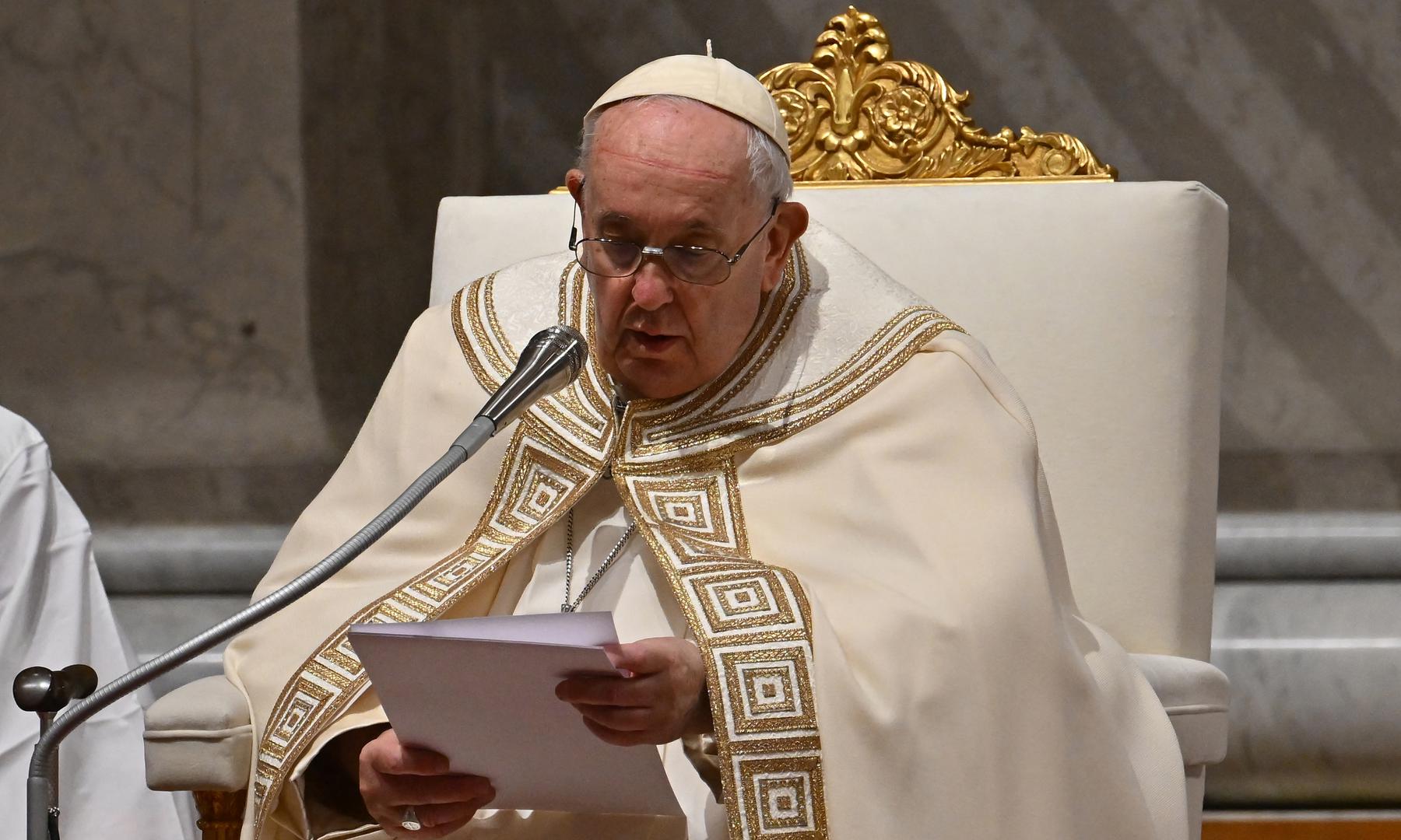 Francisco homenageia Bento XVI, 1º papa da era moderna a renunciar - Filippo MONTEFORTE / AFP


