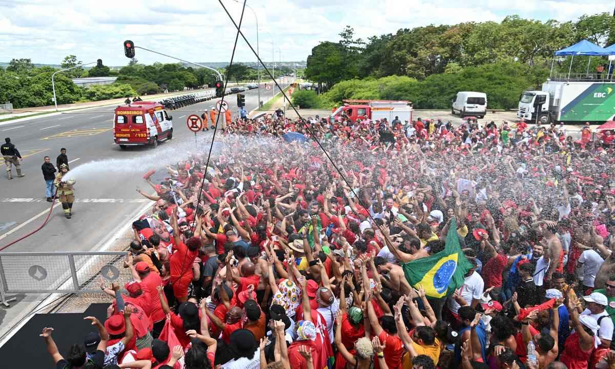 Posse de Lula: público reclama da estrutura, e alguns deixam a Esplanada - EVARISTO SA / AFP