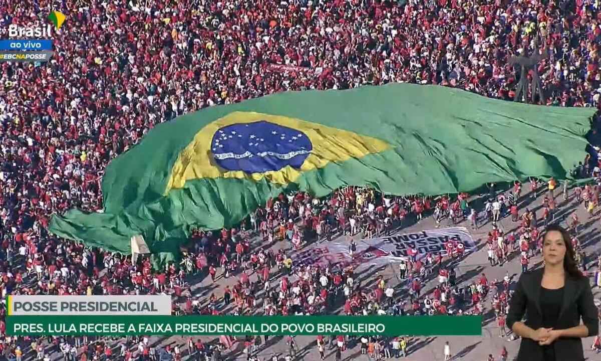Apoiadores de Lula abrem bandeirão do Brasil durante a posse do presidente - Reprodução/ TV Brasil