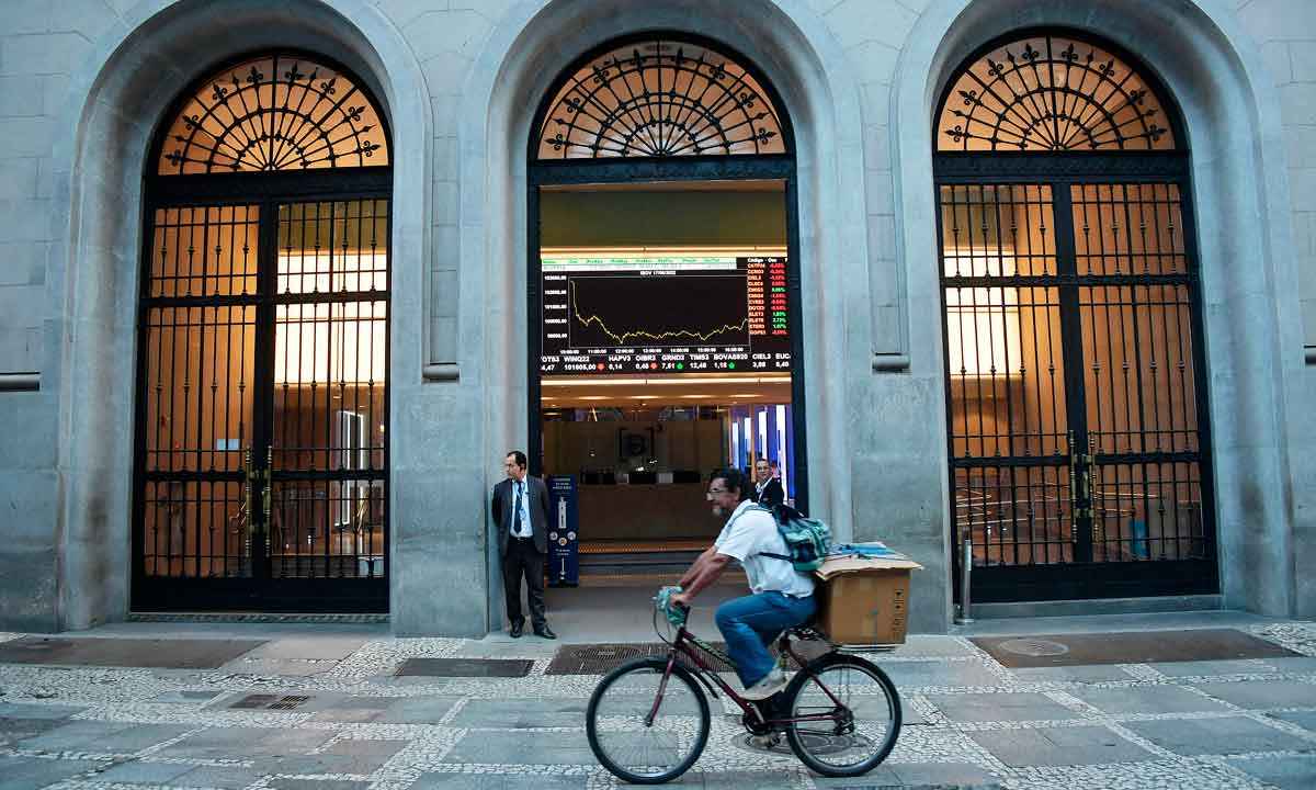 Bolsas americanas desabam, mas Ibovespa fecha 2022 em alta - Nelson Almeida/AFP