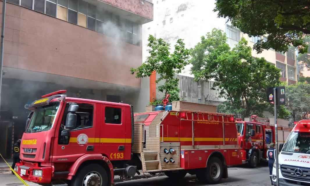 Incêndio no Centro de BH assusta pedestres e prejudica o trânsito - CBMMG/Divulgação