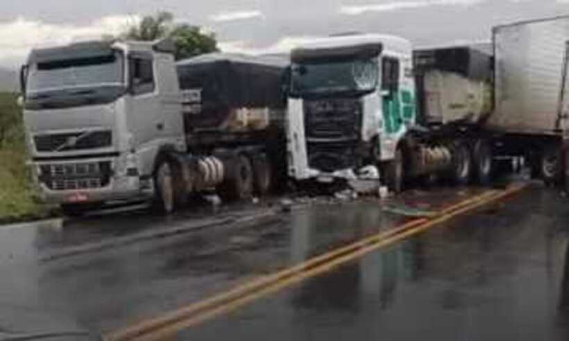 Acidente na BR-040 com carretas e caminhões interdita trânsito - Reprodução