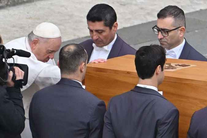 Papa Francisco preside funeral de Bento XVI diante de milhares de fiéis - Alberto PIZZOLI / AFP
