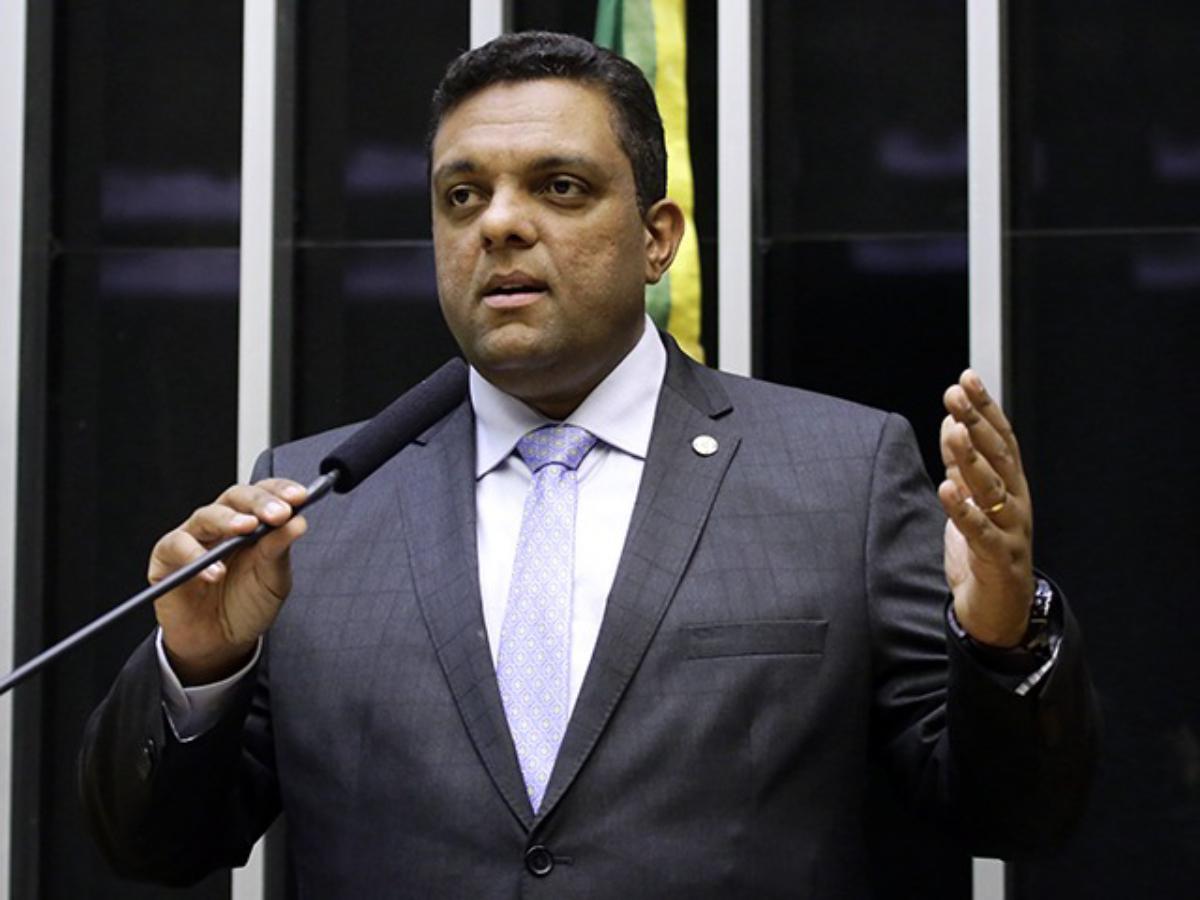 Deputado bolsonarista Otoni de Paula comparece à posse de Simone Tebet