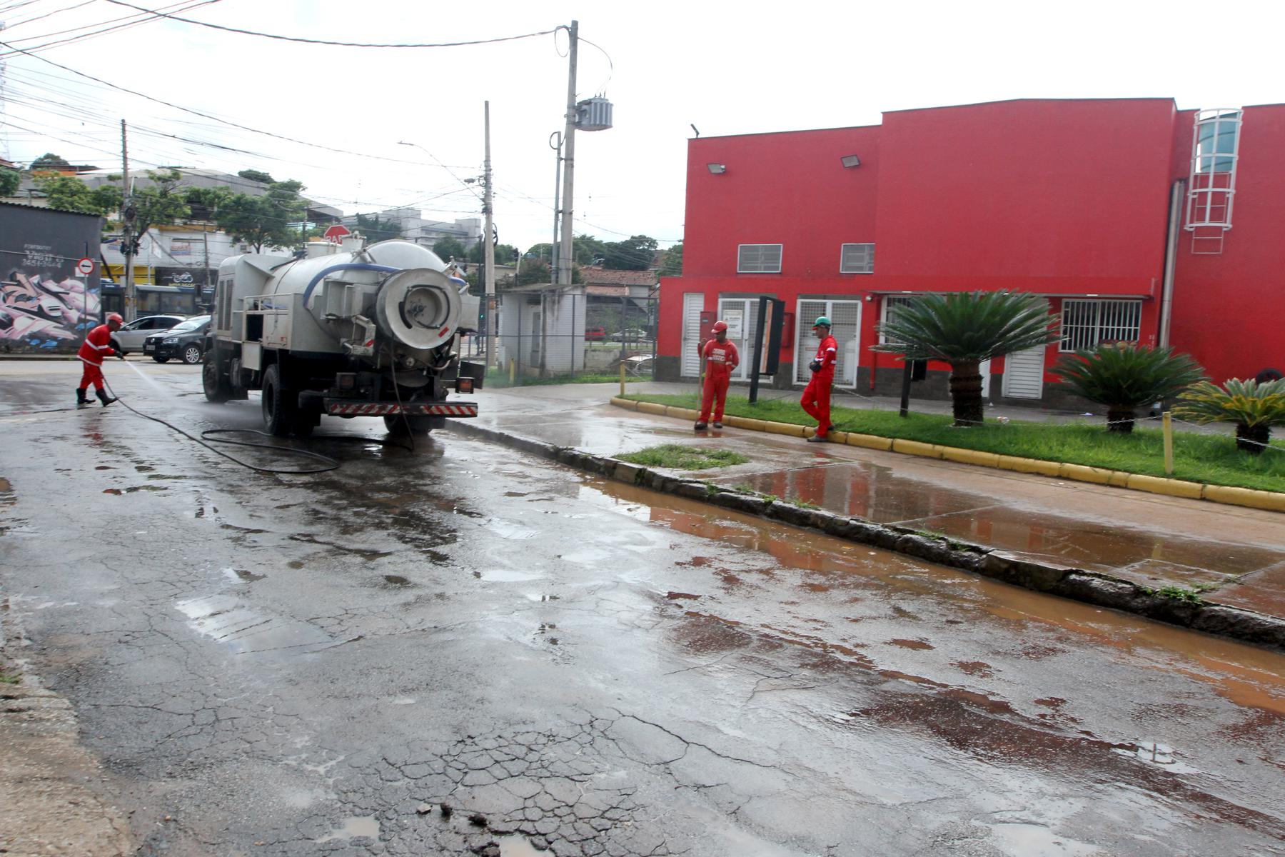Chuva em BH: limpeza retira 1 tonelada de resíduos das ruas - Jair Amaral /EM/D.A Press