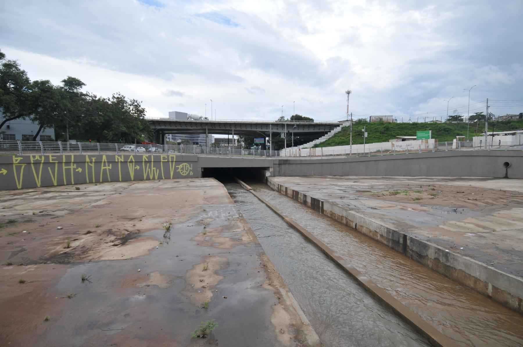 BH: Avenida Vilarinho, em Venda Nova, é fechada por risco de inundação - Alexandre Guzanshe/EM/D.A Press