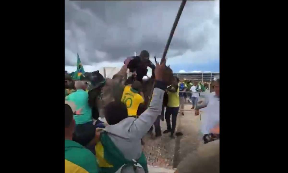 Bolsonaristas arrancam policial do cavalo e dão socos e pontapés - Reprodução/Twitter