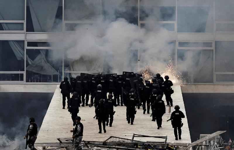 'Ataque à democracia': imprensa internacional repercute invasão de Brasília por bolsonaristas - Reuters