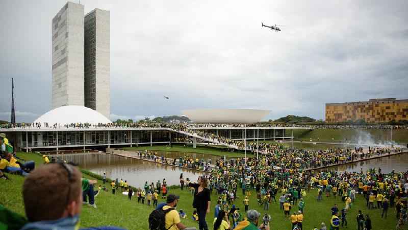 Invasão bolsonarista em Brasília: em resumo, os acontecimentos até agora - Reuters