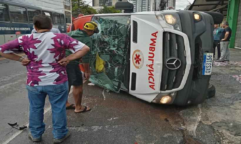 Ambulância do Samu leva fechada e capota na Avenida Francisco Sá, em BH - Daniel Gontijo/Especial para o EM