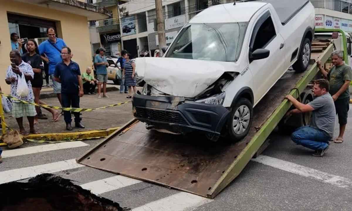 Vídeo: carro cai em cratera em rua de João Monlevade - Reprodução/Redes Sociais