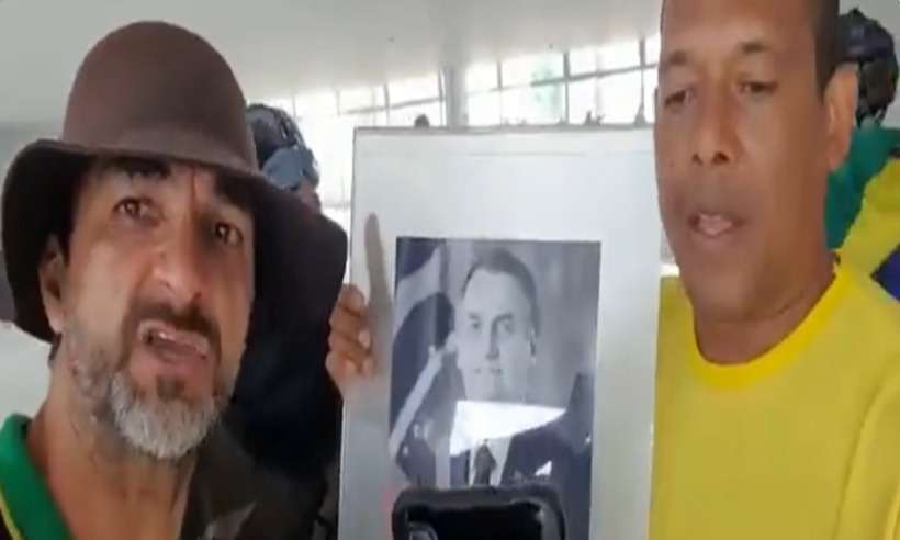 Bolsonarista de Sete Lagoas faz vídeo com quadro de Bolsonaro em invasão - Reprodução/redes sociais