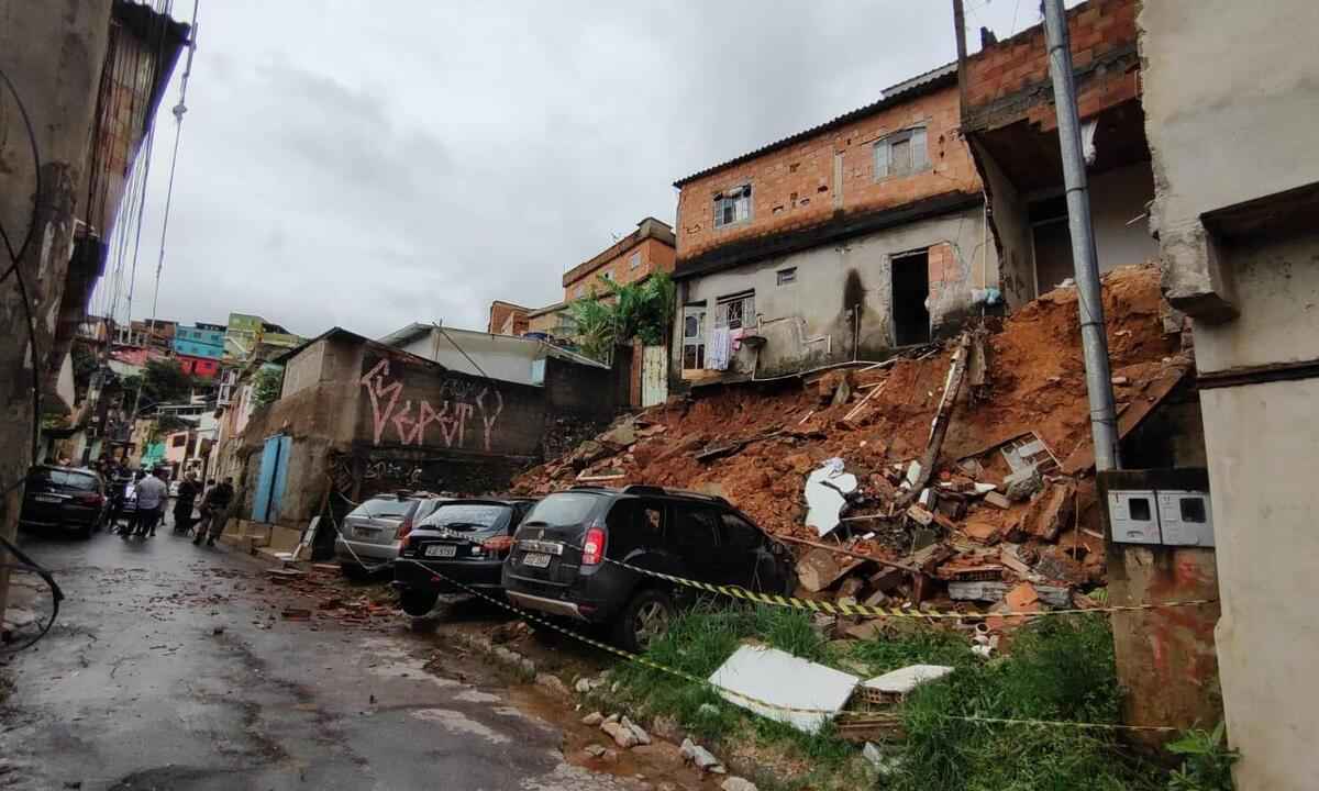 Deslizamento de terra atinge casa e soterra três carros no Barreiro - Jair Amaral/EM/D.A press