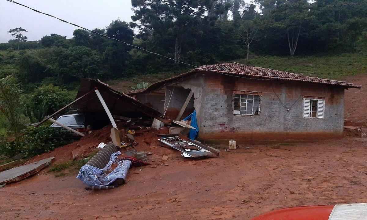 Deslizamento soterra e mata casal de idosos no Sul de Minas - Corpo de Bombeiros/Divulgação