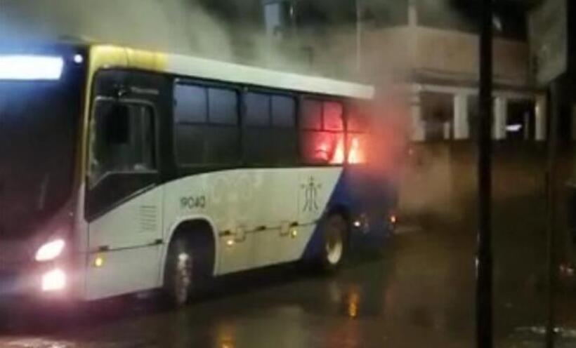 Homens rendem motorista e queimam ônibus em Ouro Preto - Reprodução