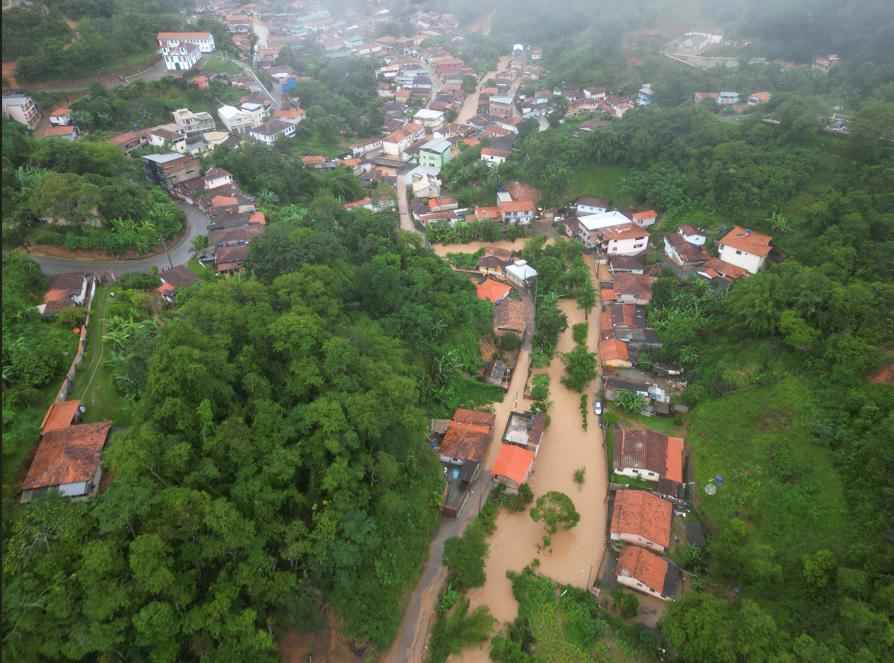 Chuva da madrugada deixa distrito de Mariana ilhado após rio transbordar - Divulgação/ Rafael Eleuterio