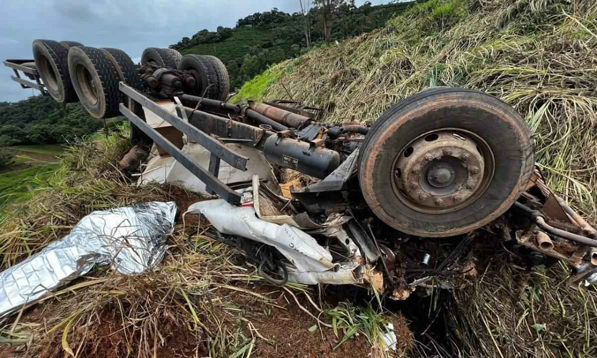 Caminhão tomba em barranco próximo a Guaxupé, e motorista morre no local - CBMMG/Divulgação