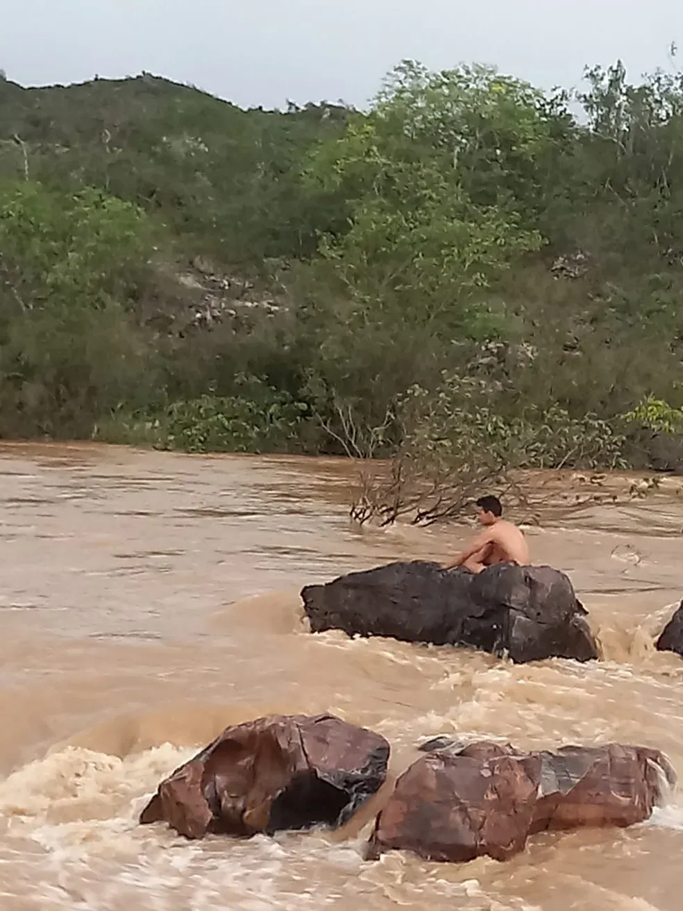 Jovem é resgatado após ficar 3 horas ilhado no meio de rio em Grão Mogol - Redes sociais/divulgação