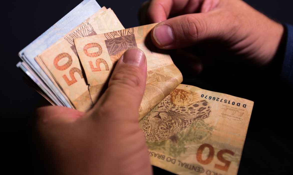 Pela primeira vez, poupança rende mais que inflação em quatro anos no país - Marcello Casal Jr/Agência Brasil