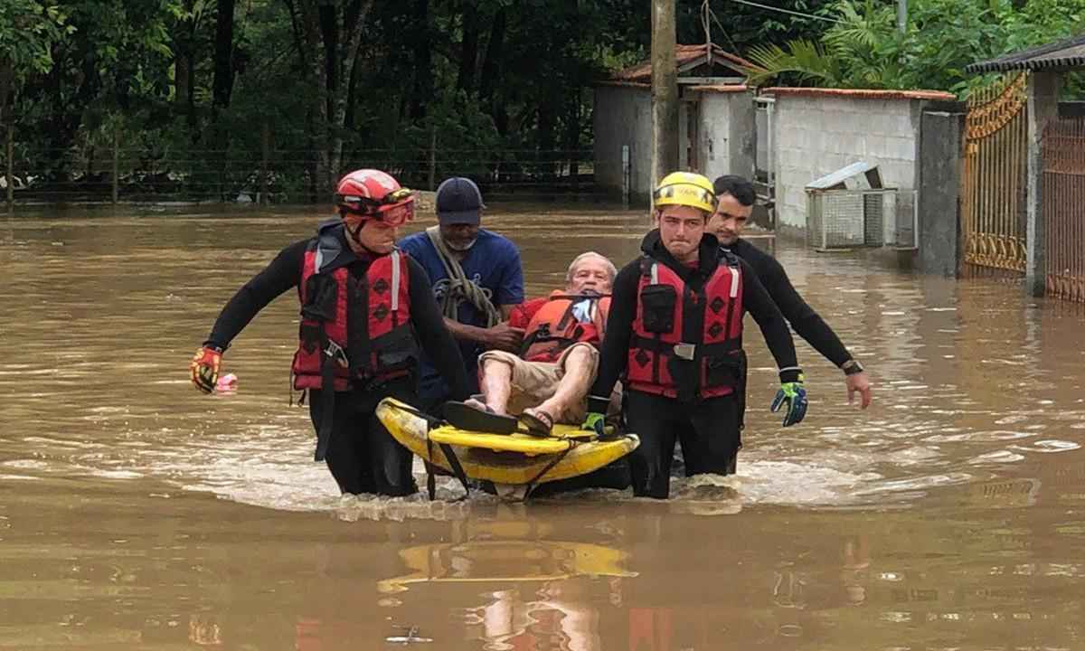 Bombeiros resgatam pessoas ilhadas na Zona da Mata após fortes chuvas  - Corpo de Bombeiros/Divulgação