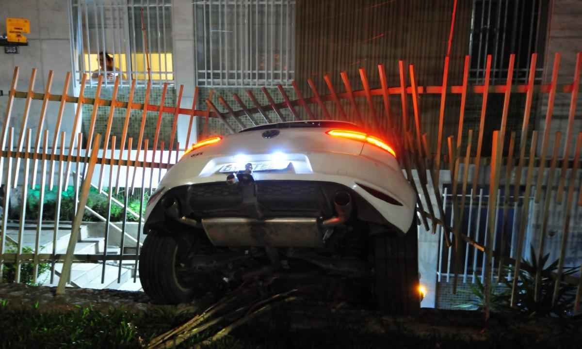 Vídeo: carro desgovernado em alta velocidade atinge prédio no Sion - Marcos Vieira/EM/D.A Press
