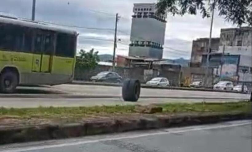 Vídeo: pneu desgovernado desce Avenida Antônio Carlos e assusta motoristas - Reprodução