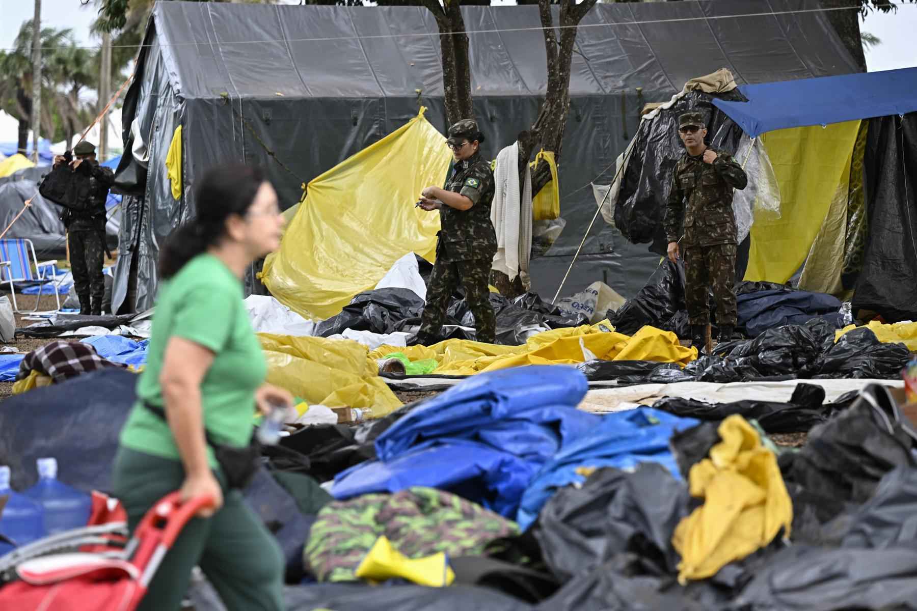 Acampamento golpista: desmonte teve reuniões tensas entre Exército e PM - MAURO PIMENTEL / AFP