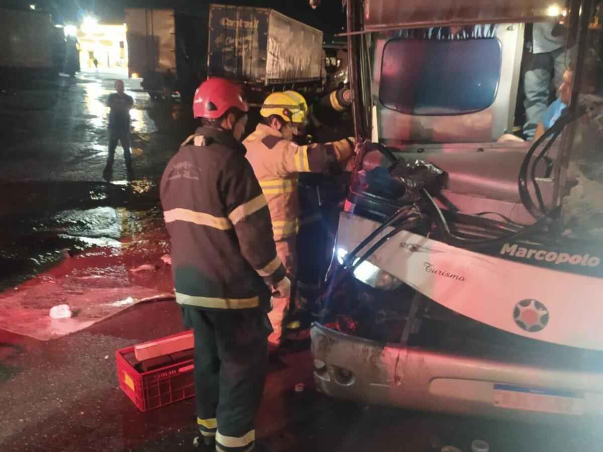 Ônibus de turismo bate em caminhão e fere uma pessoa gravemente - Corpo de Bombeiros/Divulgação