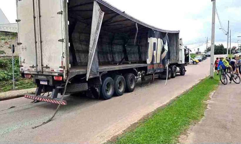 Caminhão desgovernado atravessa Curitiba e atinge pelo menos 12 veículos  - Reprodução/Twitter