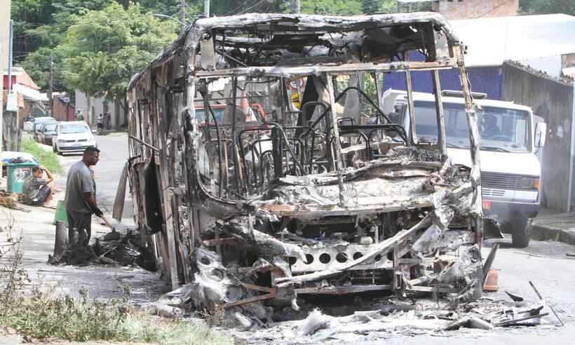 Ônibus e carro são queimados em incêndio em Ibirité - Edesio Ferreira/EM/D.A Press