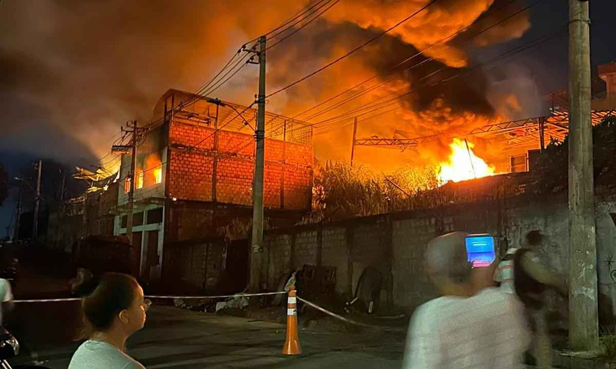 Incêndio de grandes proporções atinge galpão no Jardim Alvorada, em BH - Ramon Lisboa/EM/D.A Press