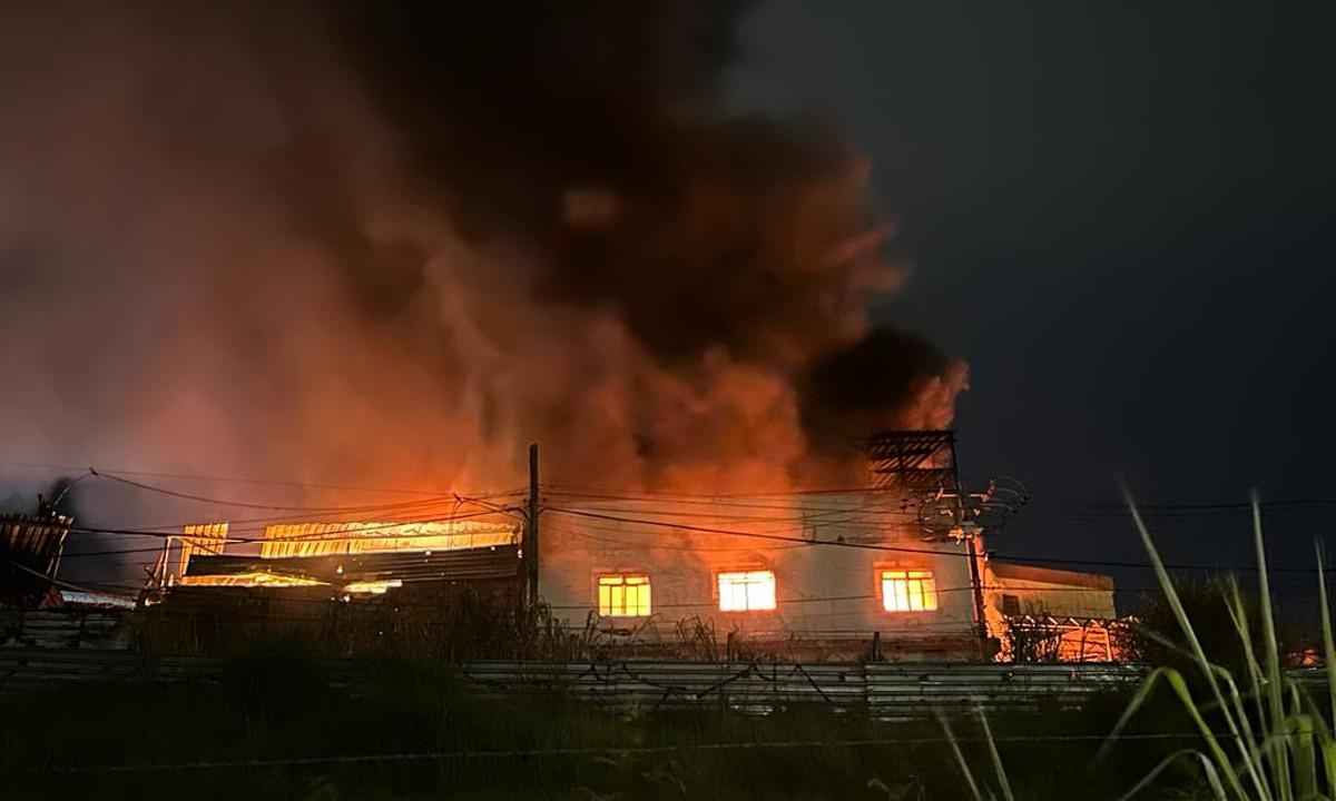 Incêndio no Jardim Alvorada: dono de galpão calcula prejuízo de R$ 300 mil - Ramon Lisboa/EM/D.A Press