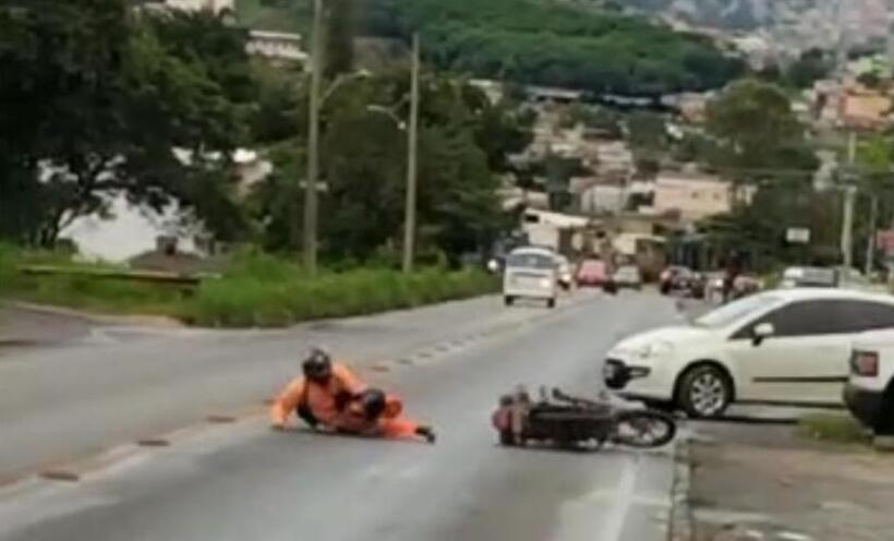 Óleo na pista derruba motociclistas e causa acidentes na MG-05; veja vídeo - Reprodução