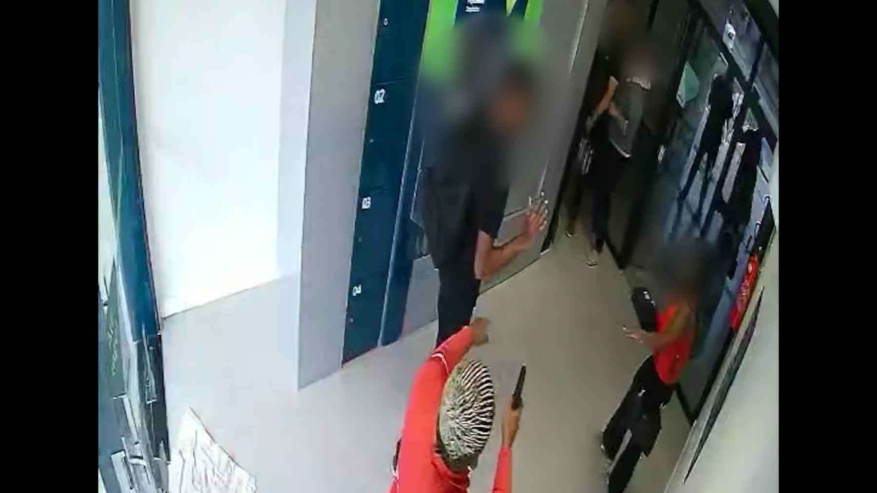 Vídeo: imagens mostram ação de bandidos em assalto a banco no Barreiro - Reprodução