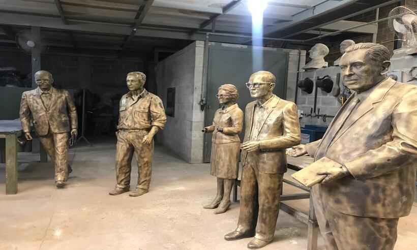 Esculturas de escritores mineiros são restauradas para voltar às ruas de BH - EDÉSIO FERREIRA/EM/D.A PRESS