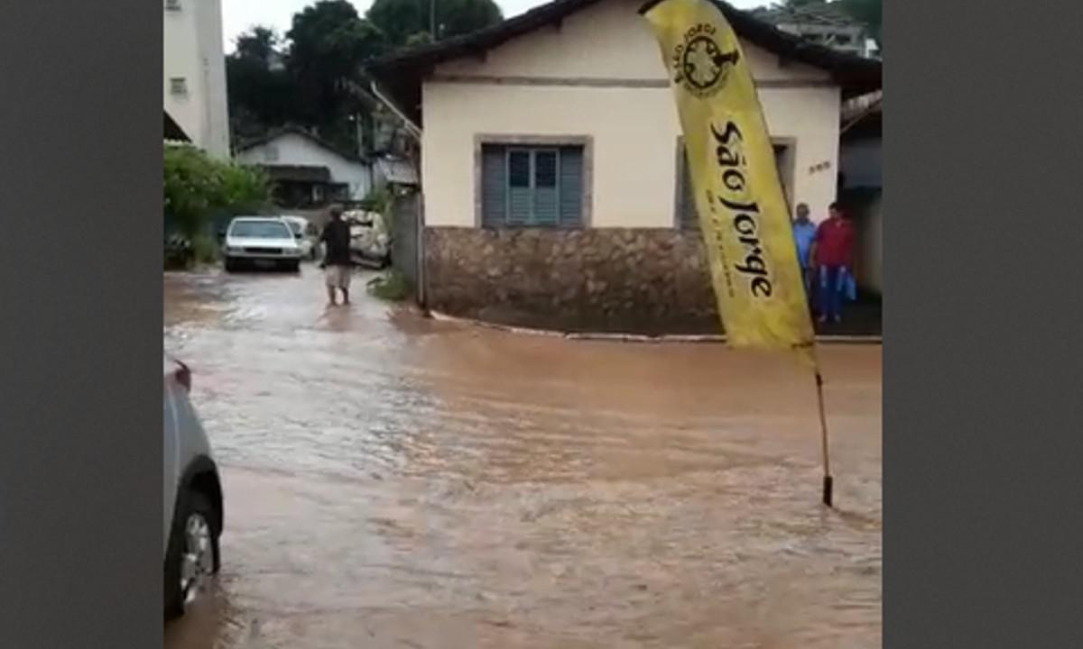 Temporal alaga ruas e invade restaurante em Itapecerica - Reprodução Redes Sociais