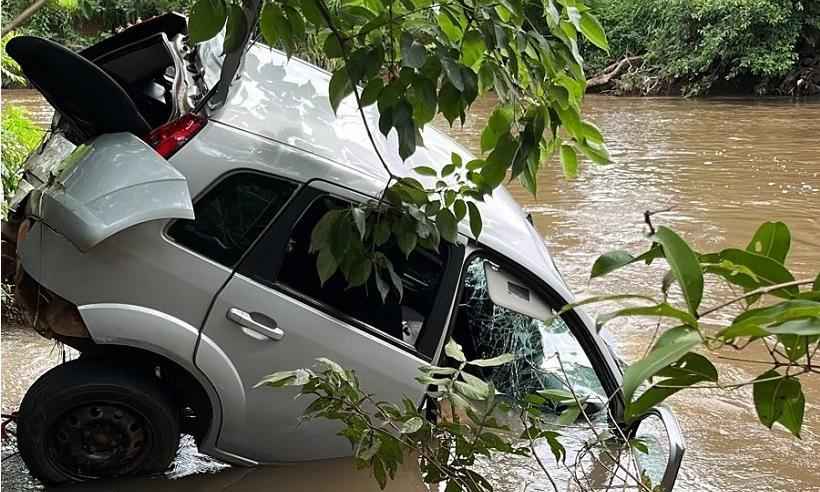 Vídeo mostra carro de mulher que estava desaparecida caindo em rio - Divulgação/CBMG