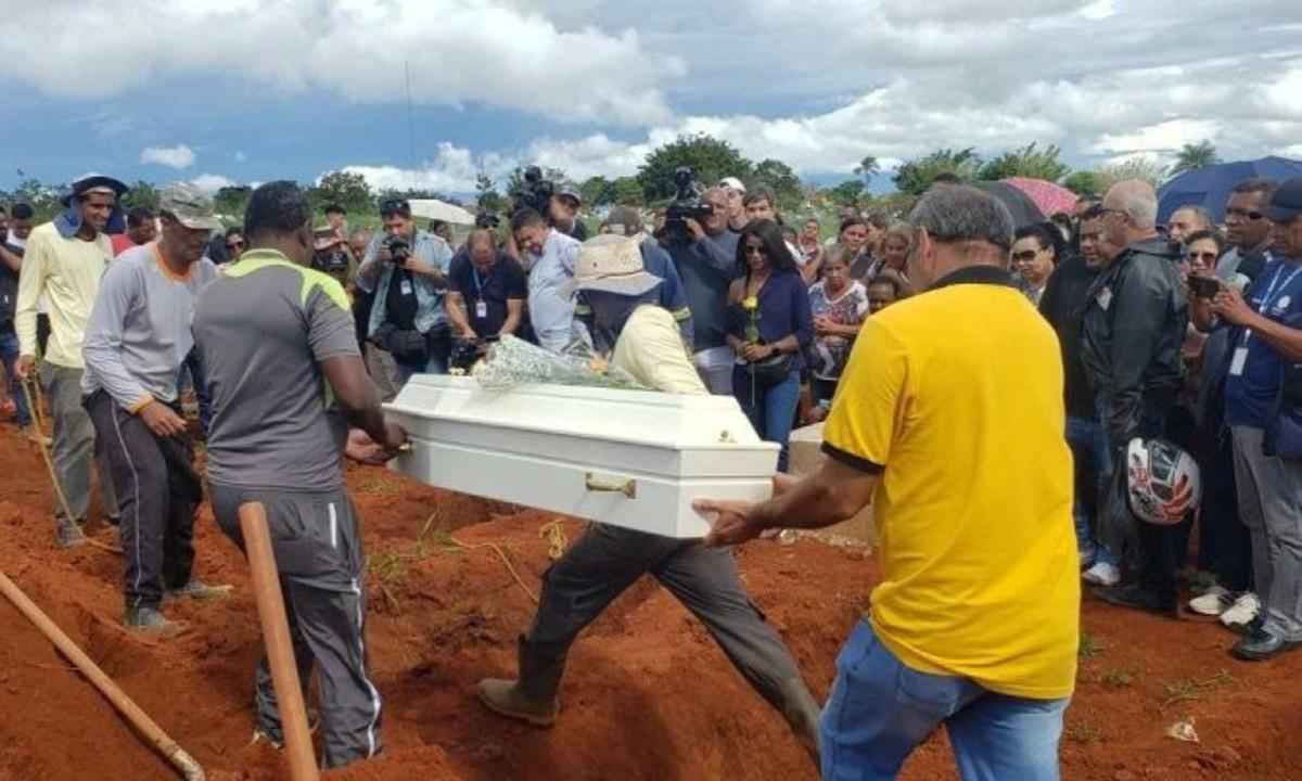 Chacina no DF: familiares pedem justiça em enterro de mãe e três filhos - Carlos Vieira/CB/D.A.Press