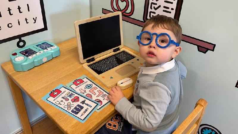 Menino que aprendeu a ler sozinho aos 2 anos é aceito na organização Mensa para superdotados - BBC