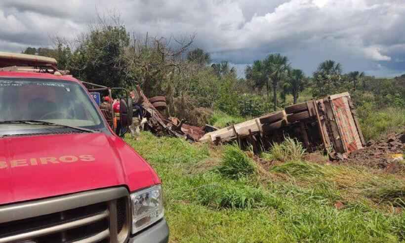 Após 20 horas, corpo de motorista morto em acidente é retirado da BR-262 - SALA DE IMPRENSA CBMMG