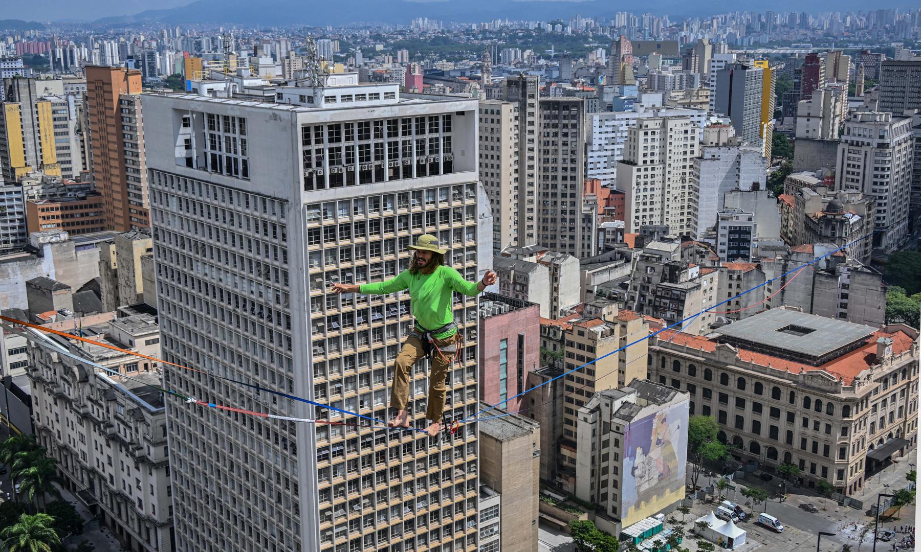 Brasil: equilibrista faz 'caminhada' a 114 metros de altura - NELSON ALMEIDA / AFP

