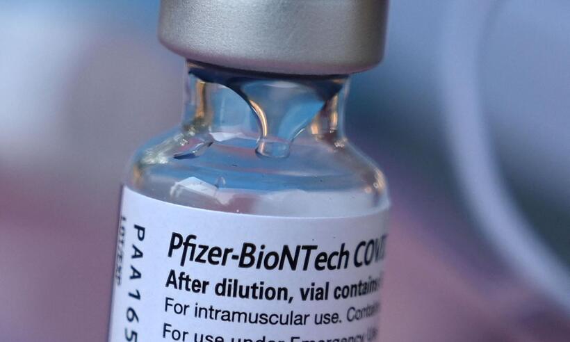 Vacina bivalente contra a COVID começa em 27 de fevereiro - Robyn Beck / AFP