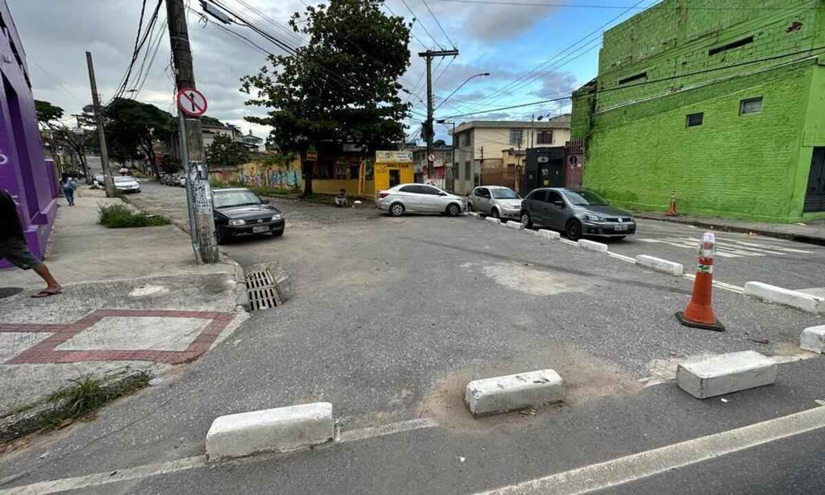 Rua fechada para trânsito divide moradores diante de indefinição da PBH - Ramon Lisboa/EM/ D.A Press