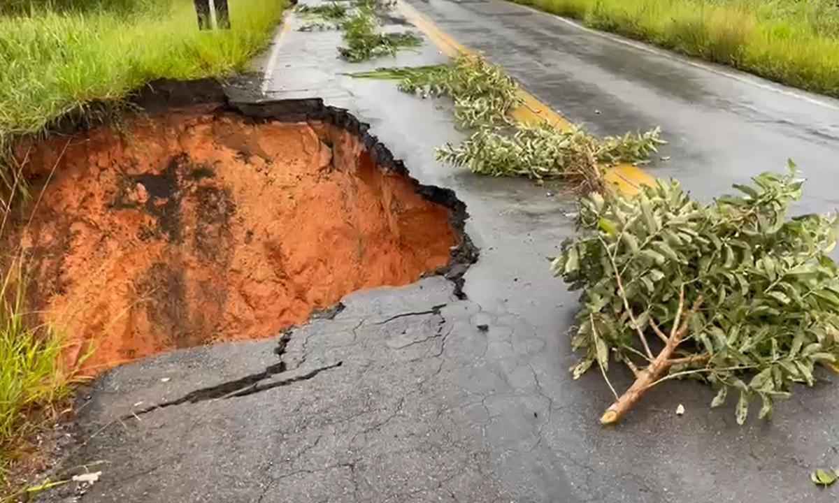 Asfalto cede e forma cratera em estrada de acesso a Itapecerica - Reprodução/Redes Sociais