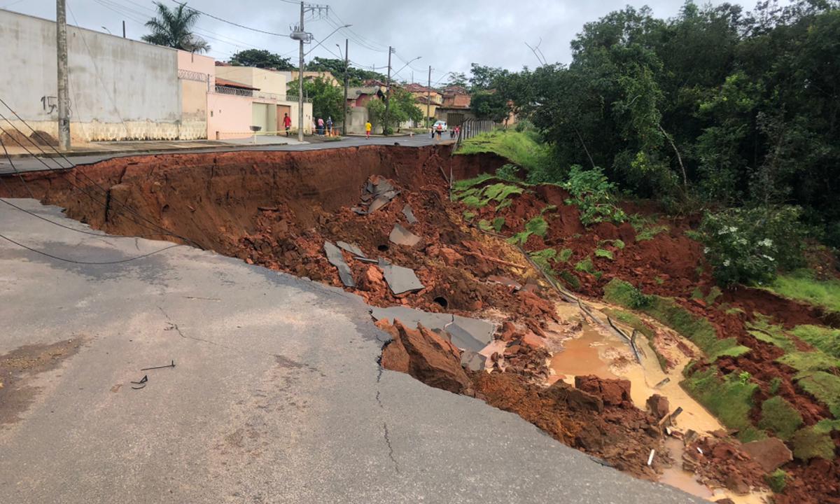 Rua de Araxá é engolida em deslizamento de terra; moradores saem às pressas - Natália Fernandes