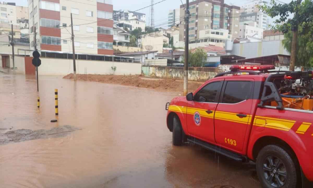 Córrego com obra milionária a caminho alaga centro de cidade em MG - Corpo de Bombeiros/Divulgação
