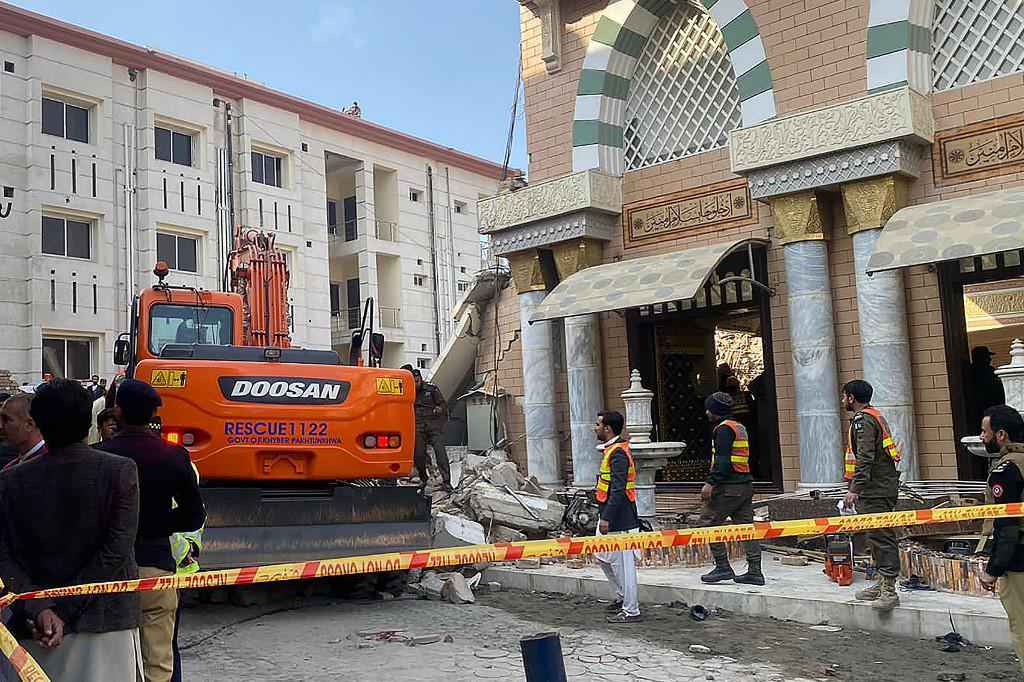 Ao menos 28 mortos e 150 feridos em explosão em mesquita no Paquistão - Maaz ALI / AFP