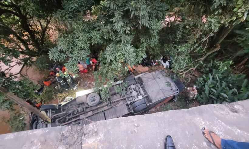 Ônibus cai de ponte na BR-116 e deixa mortos e feridos - Corpo de Bombeiros/Divulgação