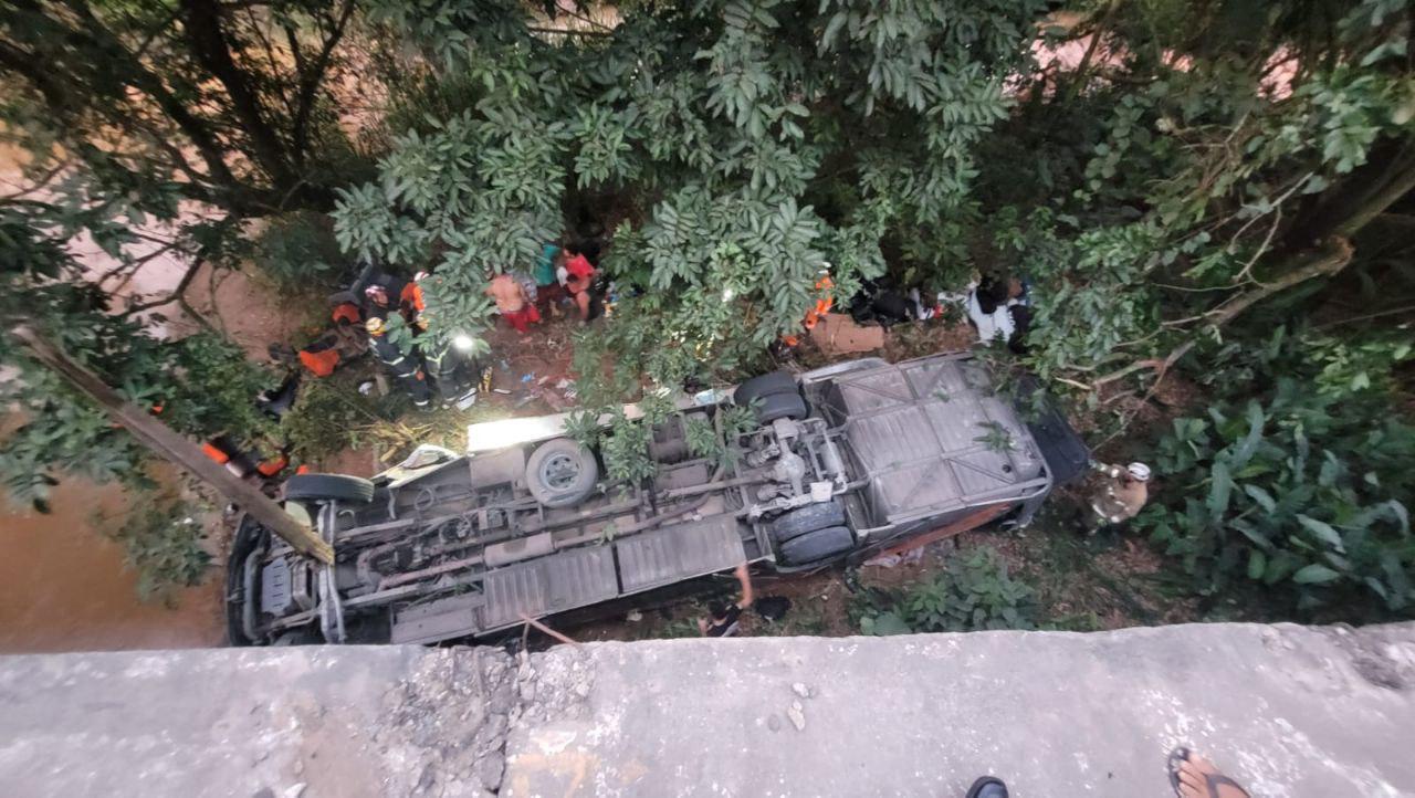 Ônibus cai de ponte em Minas: 22 seguem internados, três em estado grave - CBMMG/Divulgação