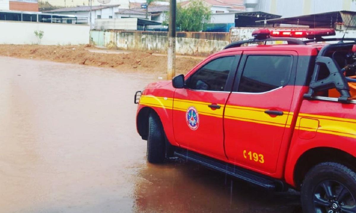 Vídeo: moto é levada pelas águas durante temporal em Patos de Minas - Divulgação/CBMG